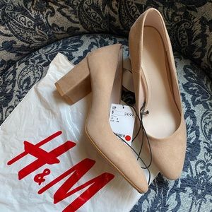 New w/ tags H&M nude suede pumps